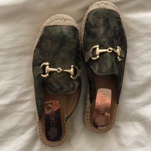 Conchisa Camo Mule Slip Ons